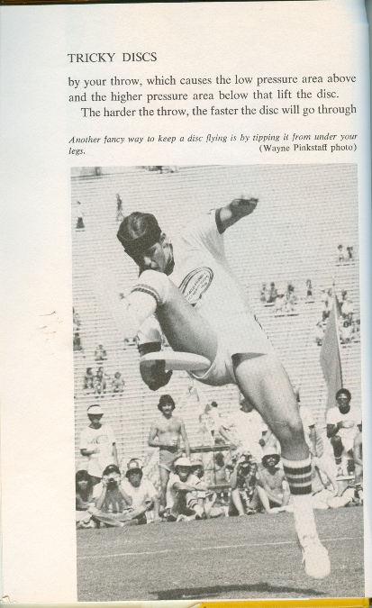 frisbee throw under the leg